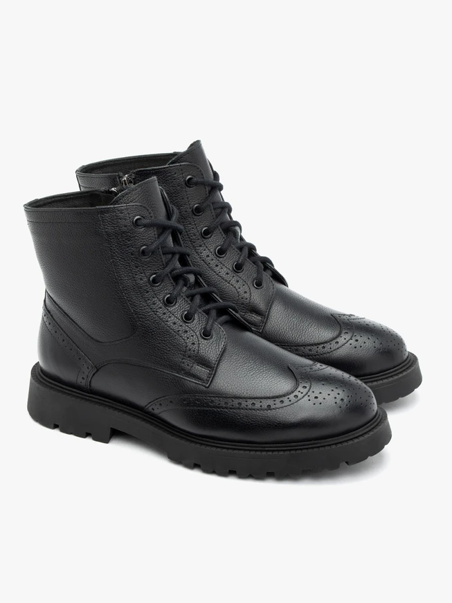 Schwarze Lederstiefel mit Perforationen