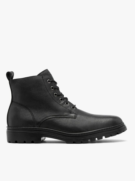 Schwarze Herrenstiefel auf leichter Traktorsohle