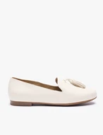 Cremefarbene Mokassins mit einer Clutch