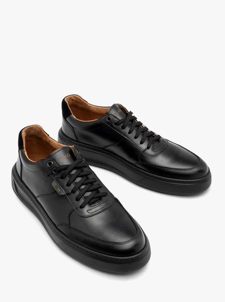 Schwarze Herren-Sporthalbschuhe mit dicker Sohle