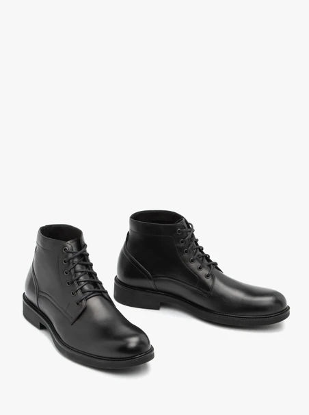 Schwarz genarbte Lederstiefel