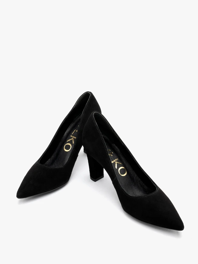 Black pumps on a thick stiletto heel