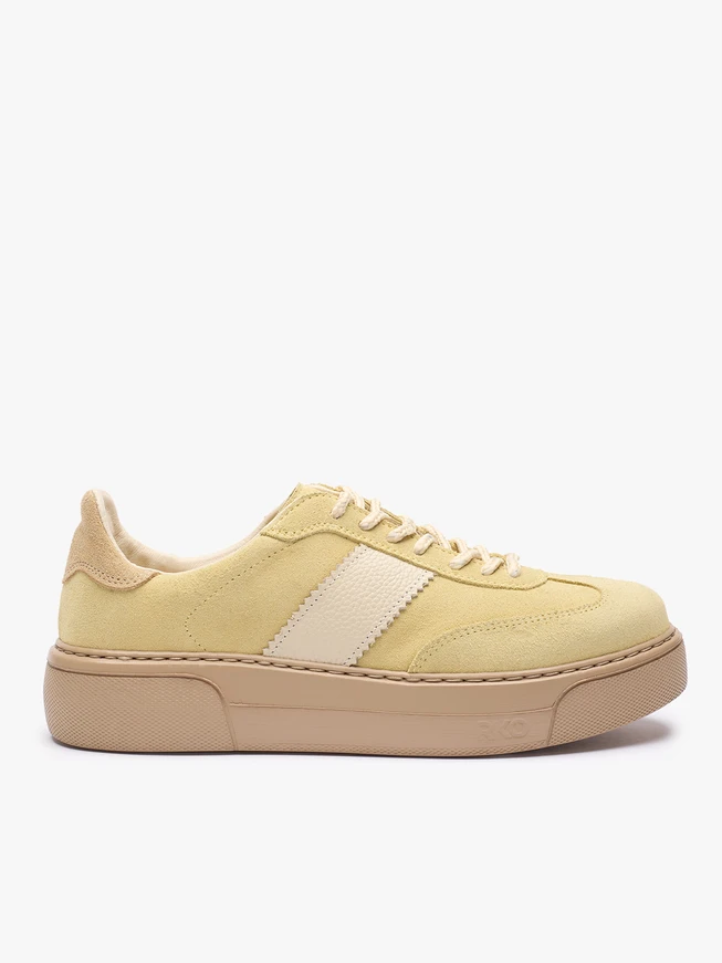 Leuchtend gelbe Turnschuhe aus Leder und Velours