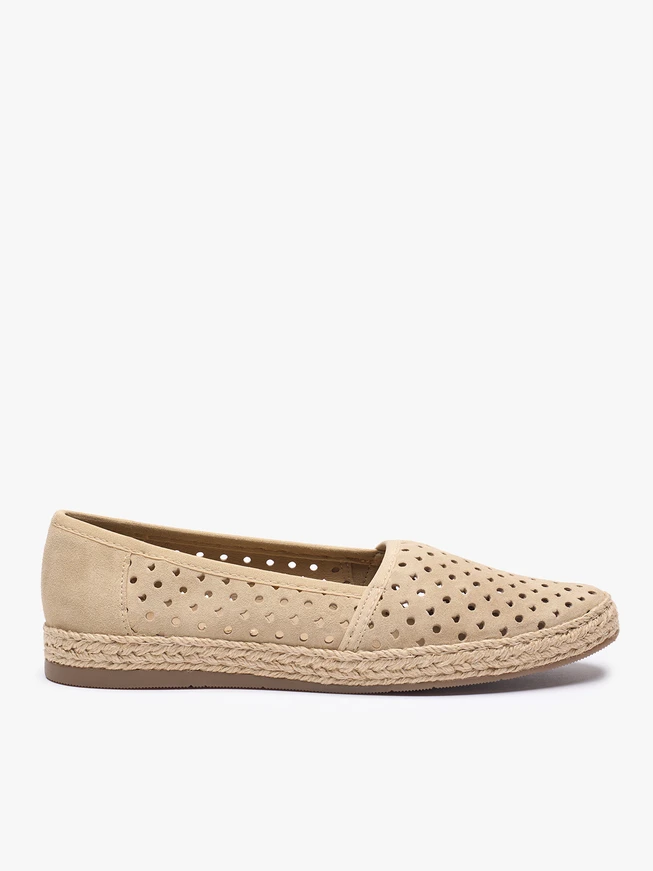 Sandfarbene Espadrilles mit Perforationen