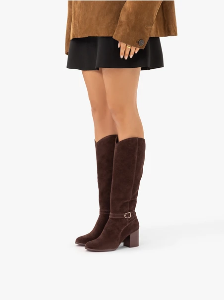 Dunkelbraune Stiefel mit Schnalle am Schaft