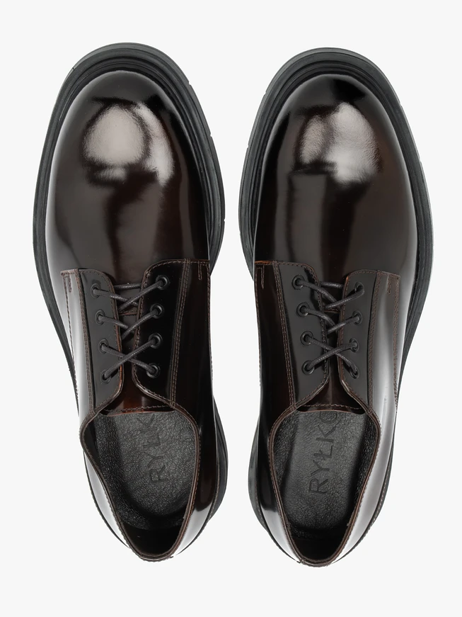 Schwarz lackierte Halbschuhe