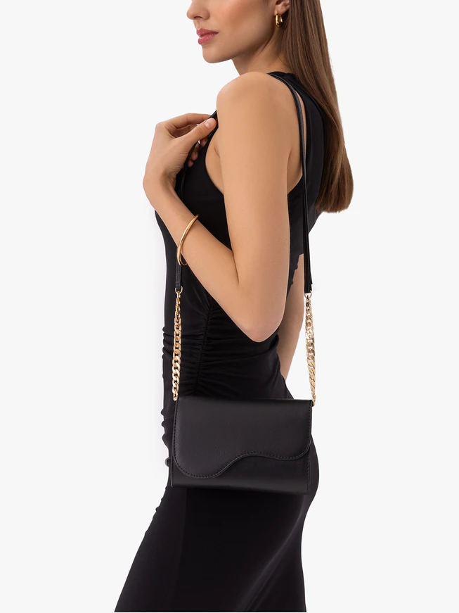 Schwarze Leder-Clutch-Tasche mit Kettenverzierung