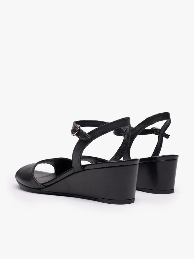 Schwarze Plateausandalen