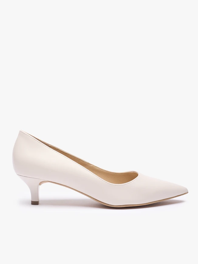 Cremefarbene Hochzeitspumps mit Kitten-Heels