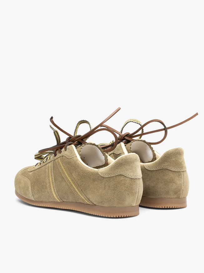 Olivefarbene Sportschuhe