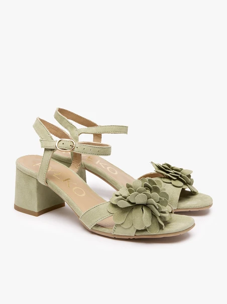 Hellgrüne Blumen-Sandalen mit Absatz