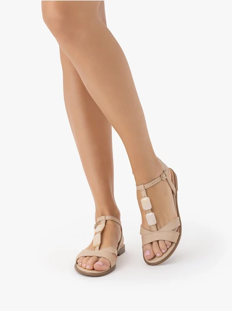Cremefarbene flache Sandalen mit Verzierung
