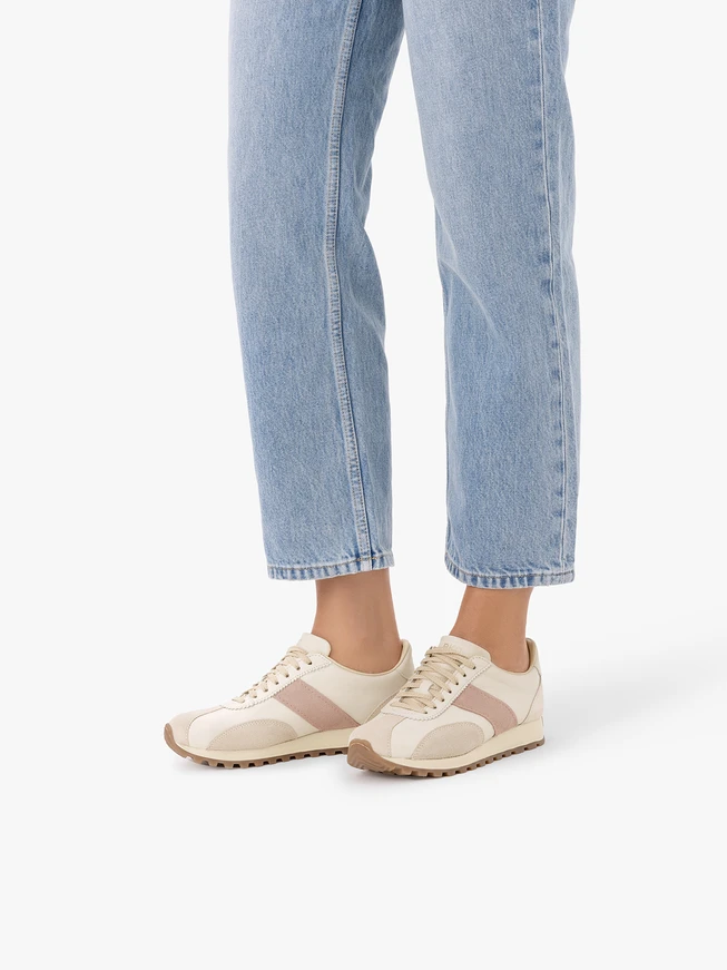 Cremefarbene Sportschuhe mit beigem Riemen