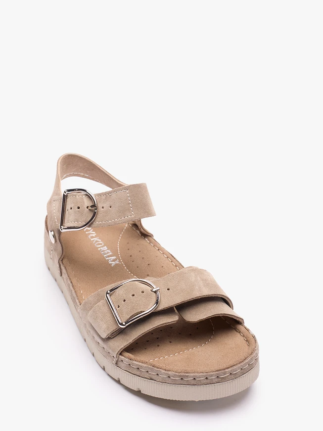 Dunkelbeige Sandalen auf einem dickeren Boden mit zwei Riemen