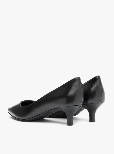 Niedrige Stiletto-Pumps aus schwarzem genarbtem Leder