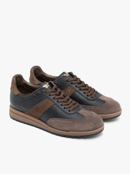 Schwarze und braune Sporthalbschuhe