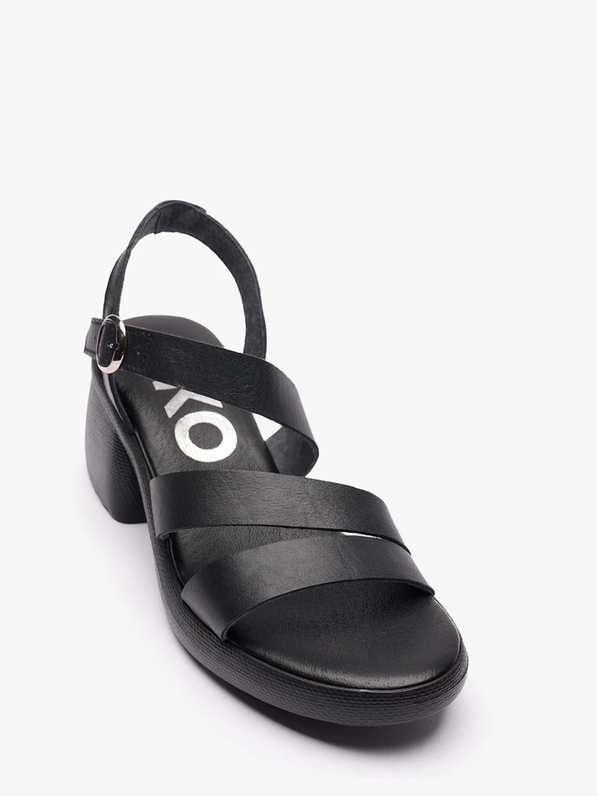 Schwarze Sandalen aus genarbtem Leder