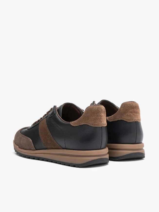 Schwarze und braune Sporthalbschuhe