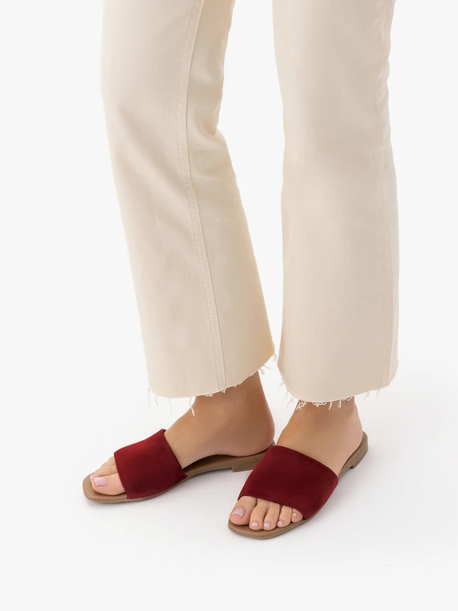 Flache Flip-Flops aus kastanienbraunem Veloursleder