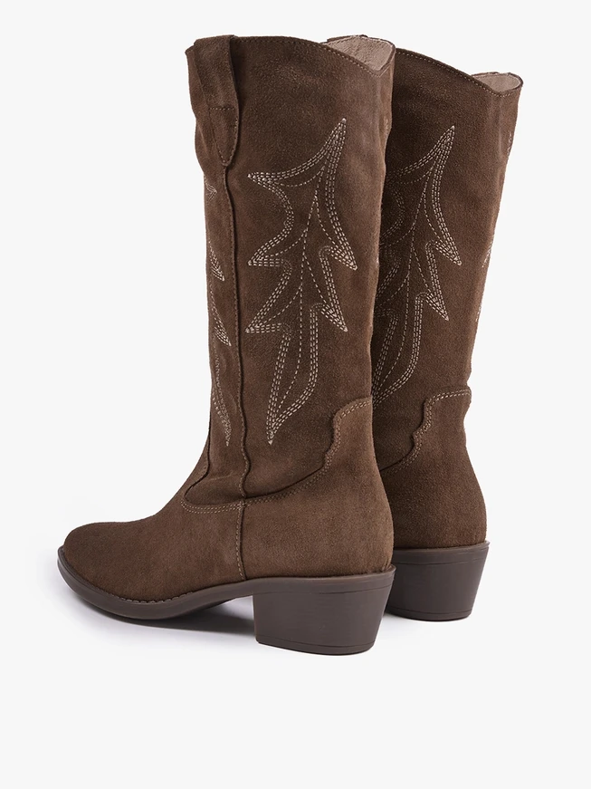 Braune genähte Cowboystiefel