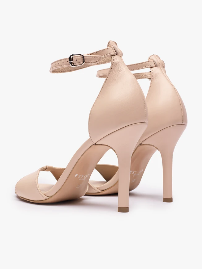 Beigefarbene hochhackige Sandalen