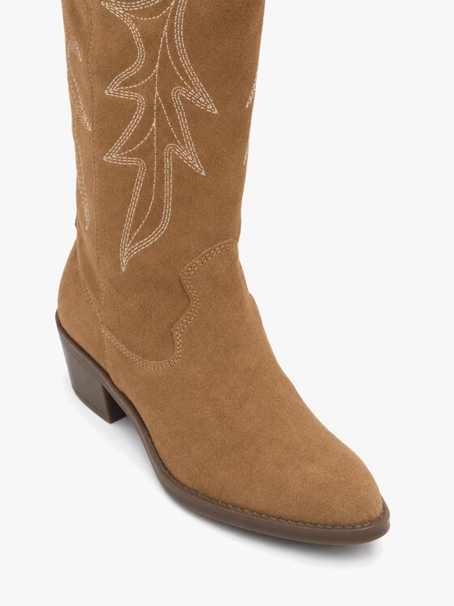Beige cowboy boots with stitching