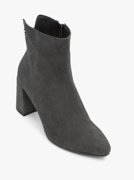 Graue Veloursstiefel mit Absatz