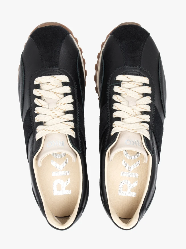 Schwarze Sporthalbschuhe