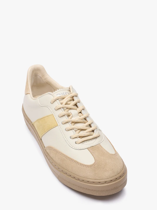 Turnschuhe in Creme und Beige