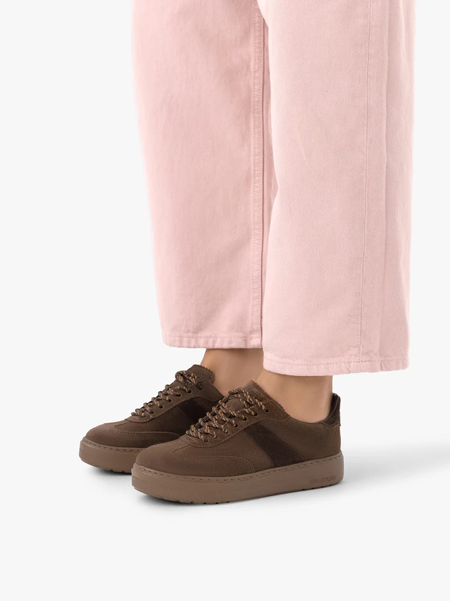 Braune sportliche Schnürhalbschuhe