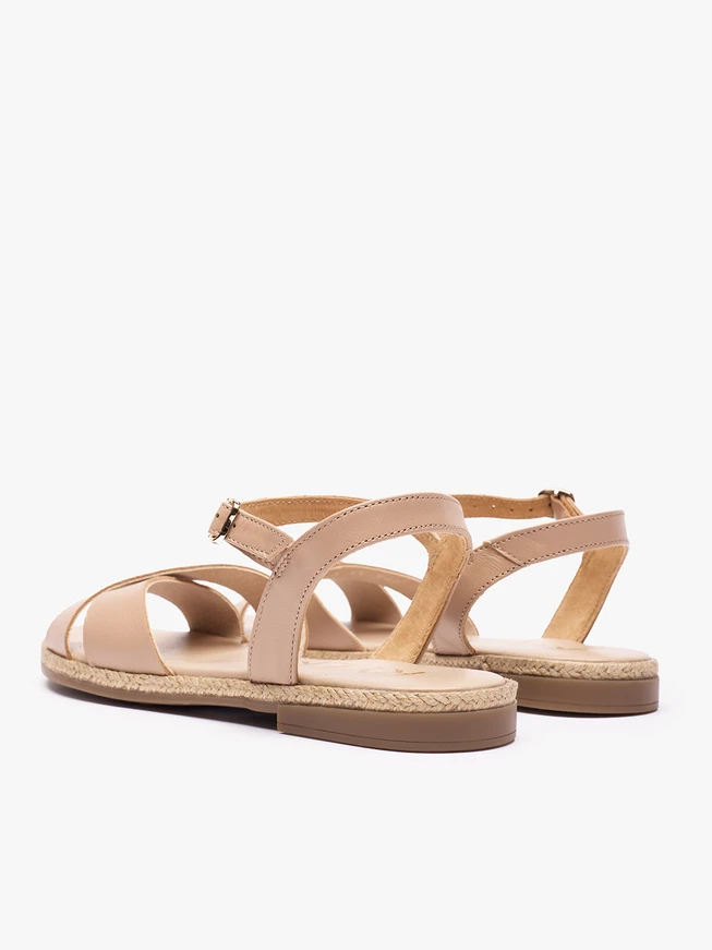 Beigefarbene Sandalen aus genarbtem Leder
