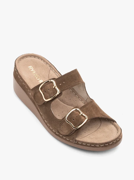 Braune Flip-Flops auf Plattformen mit zwei Riemen