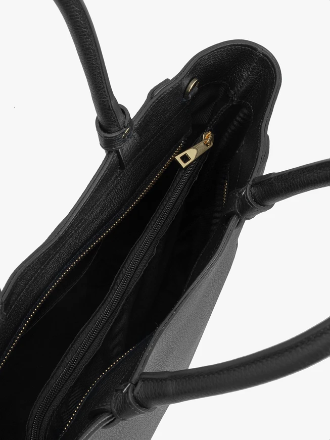 Schwarze Handtasche in einer einzigartigen Form