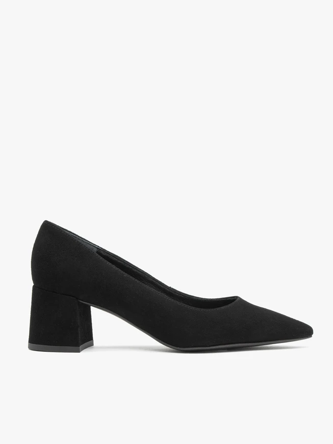 Black velour leather pumps on a block