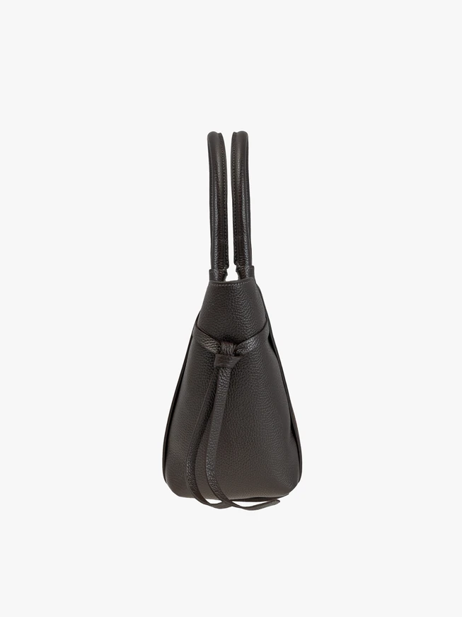 Braune Handtasche in einer einzigartigen Form