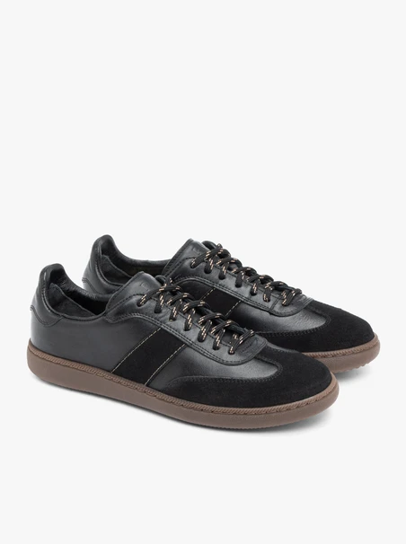 Schwarze sportliche Schnürhalbschuhe