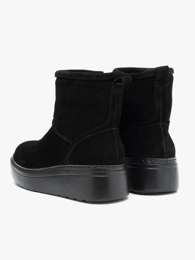 Schwarze Schneestiefel mit dickerem, mit Wolle isoliertem Boden