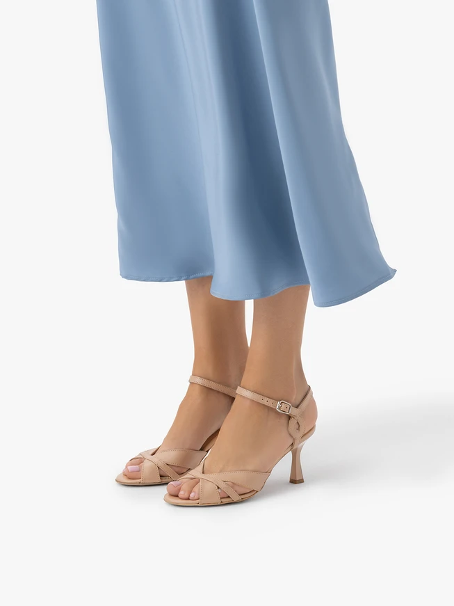 Beigefarbene hochhackige Sandalen