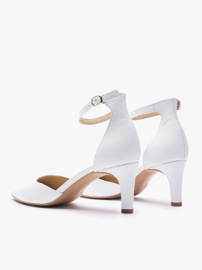 Weiße Pumps aus Leder für die Braut