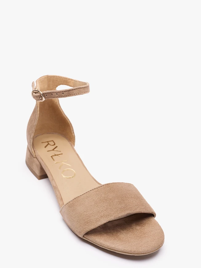 Hellbraune Sandalen mit Schnallen