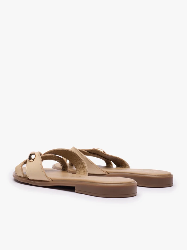 Beigefarbene Flip Flops mit Verzierung