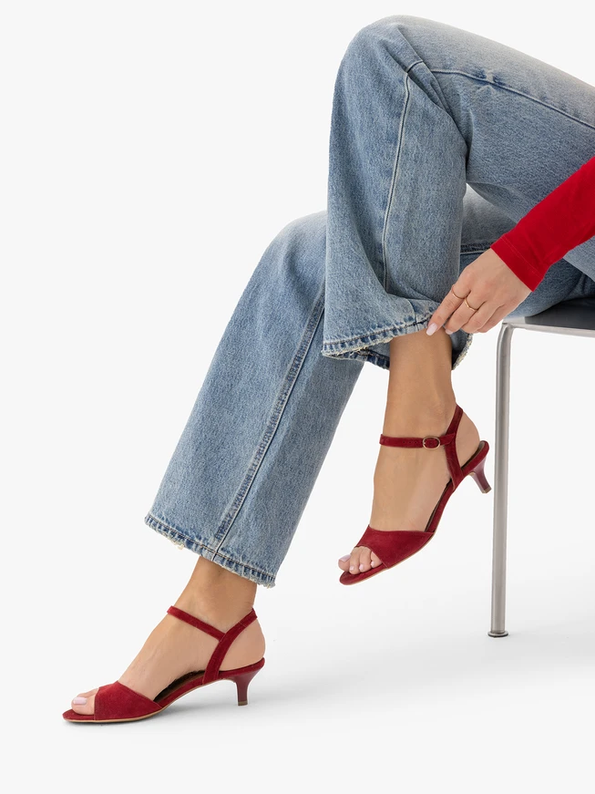 Kastanienbraune Sandalen mit Absatz