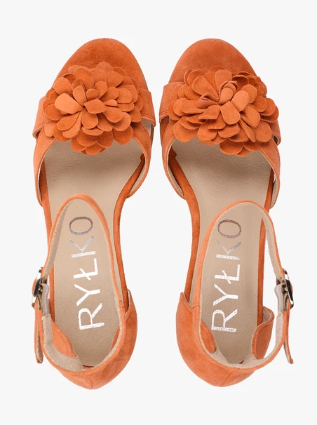 Orangefarbene Blumen-Sandalen mit Absatz