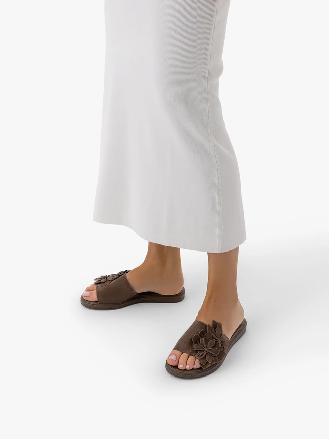 Dunkelbraune flache Flip-Flops mit Blume