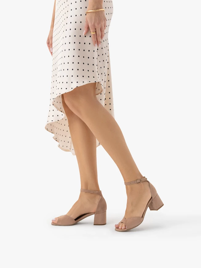 Dreckige rosa Stiletto-Sandalen