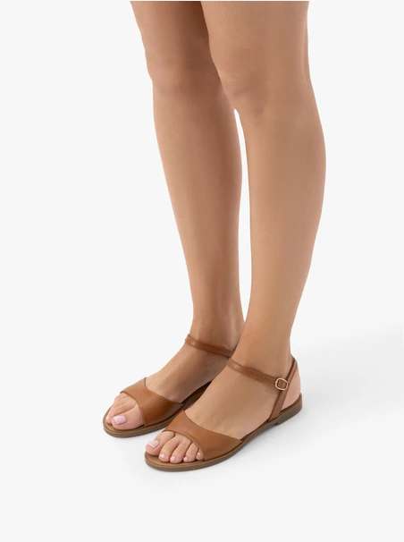 Rote flache Sandalen
