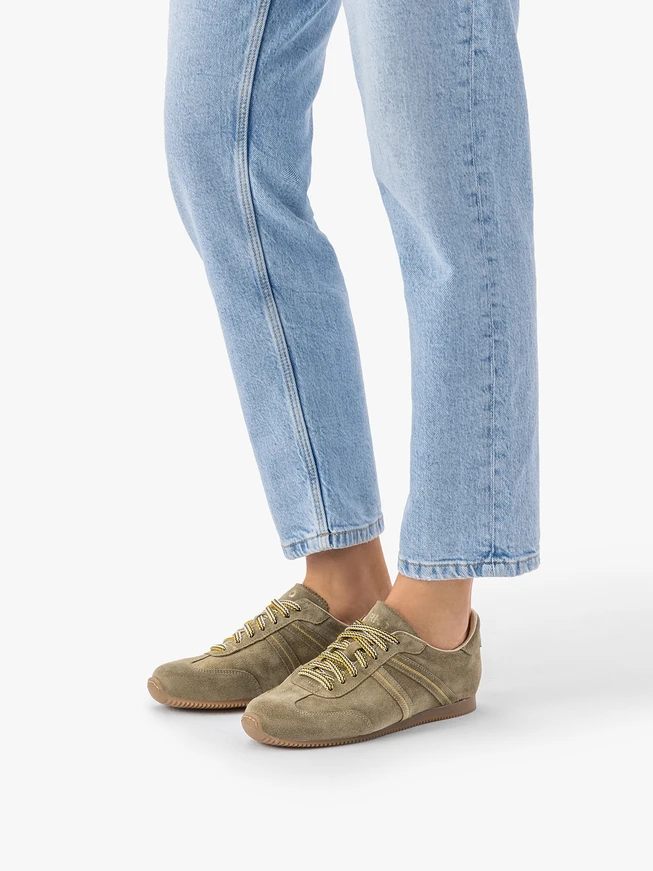 Olivefarbene Sportschuhe