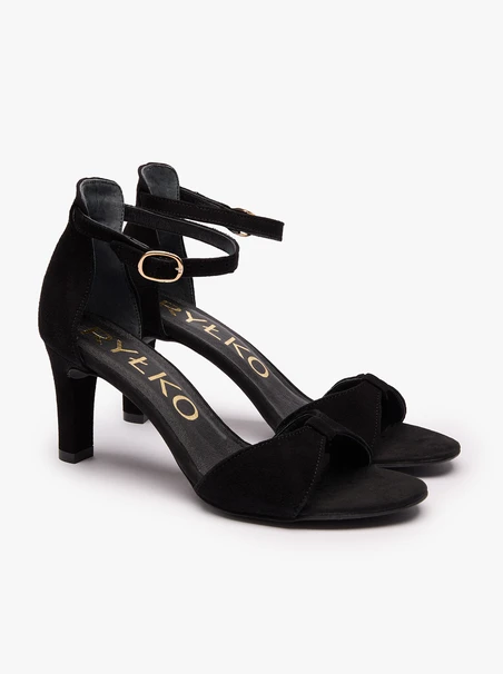 Schwarze hochhackige Sandalen