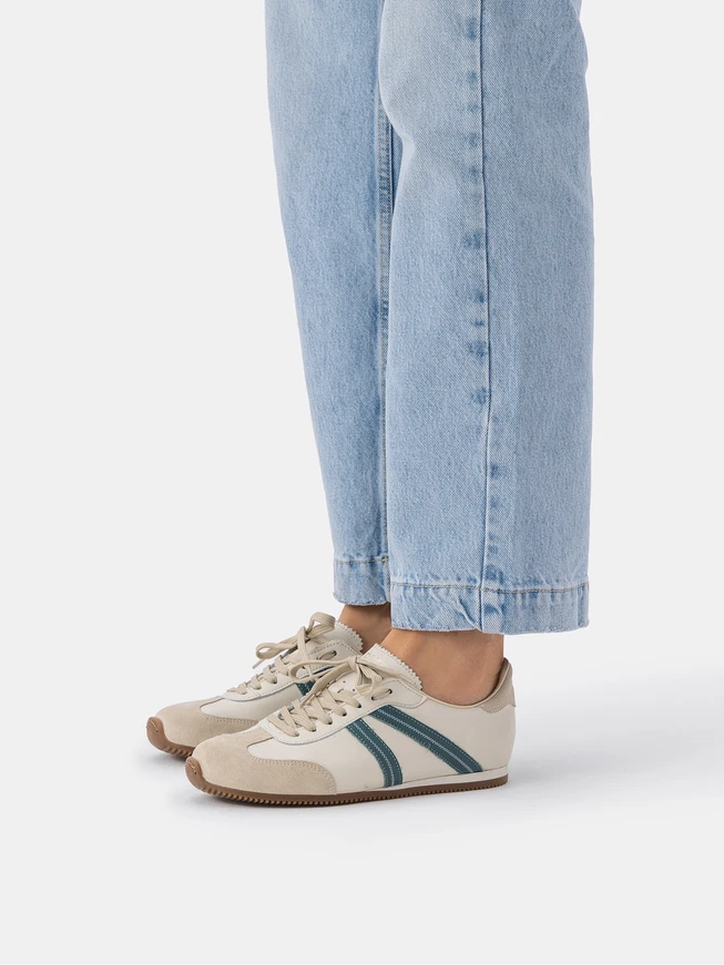 Cremefarbene Sporthalbschuhe mit türkisem Streifen