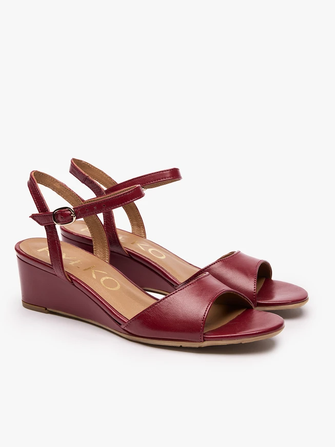 Kastanienbraune Plateausandalen